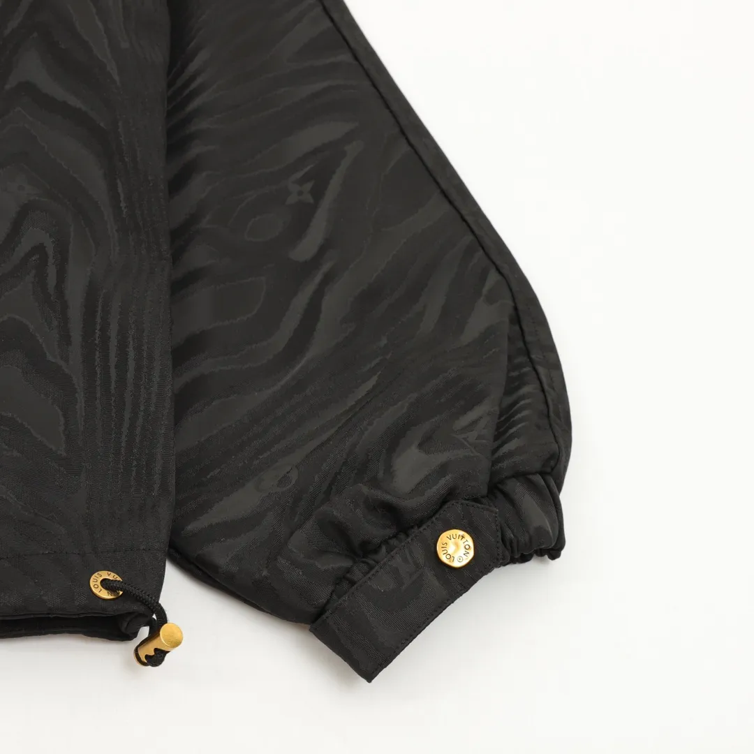🅿️570 Louis Vuitton/Louis Vuitton Dark Pattern Windbreaker Jacket Needless to say, the style is low-key and luxurious. It brings out the 1V classic elements on both sides. The loose version makes the upper body casual and comfortable. The solid color side is a soft-shell jacket style, a simple solid color style, only the chest hardware is decorated, the hardware is removable, the inside and outside hardware are all double-sided engraved, the original version is the same and can be customized and dyed. The clothes are of the same color with no color difference, and the labor cost is expensive. The lining is made of silk jacquard fabric, and the classic full-width logo jacquard process requires everything to be woven, and the process cost is extremely high. Size: XS-L